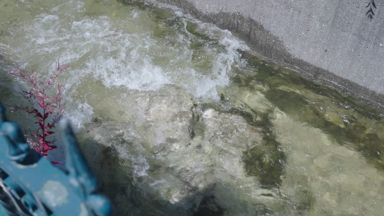 작은 마을을 가로질러 흐르는 작은 강