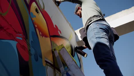 artista de graffiti pintando con spray de aerosol 4k