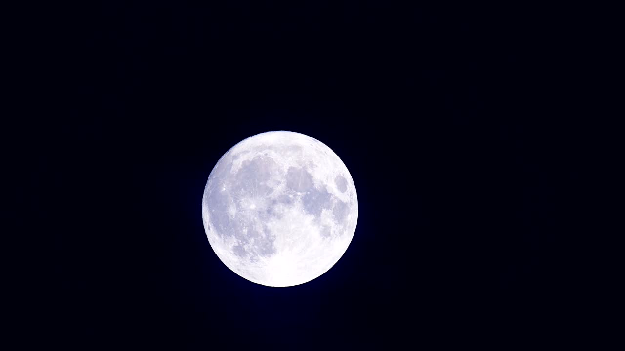 Lua Cheia no céu noturno escuro de setembro. A lua está se movendo da esquerda para a direita.