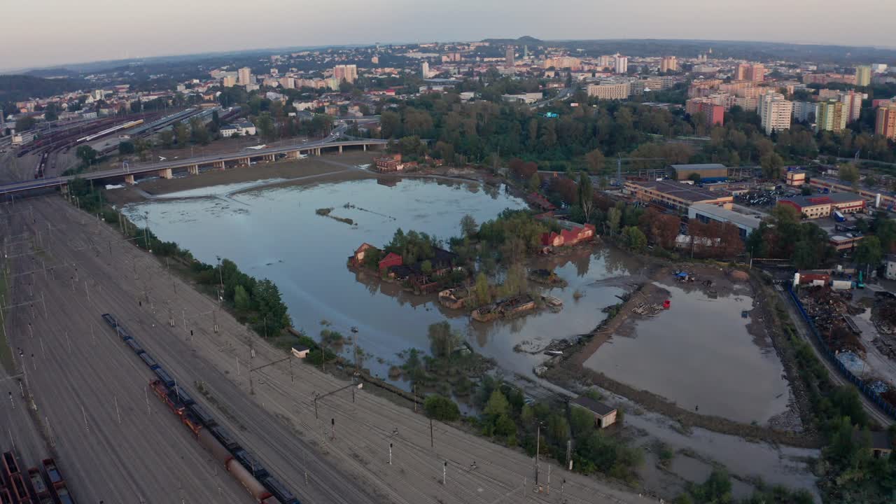 Záběr dronem nad zatopeným objektem a zničeným domem v Ostravě