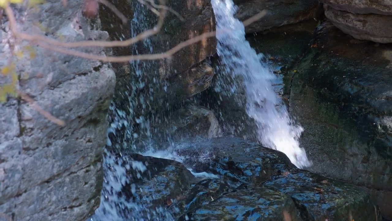 Acqua che si Infrange sulle Pietre