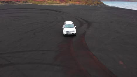 Weißes-SUV-Auto-Fährt-Am-Schwarzen-Vulkanstrand-Im-Herbst-Island