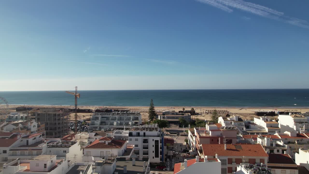 Veduta panoramica della spiaggia di Praia de Monte Gordo vicino alla città di Monte Gordo nell'Algarve orientale, Portogallo.