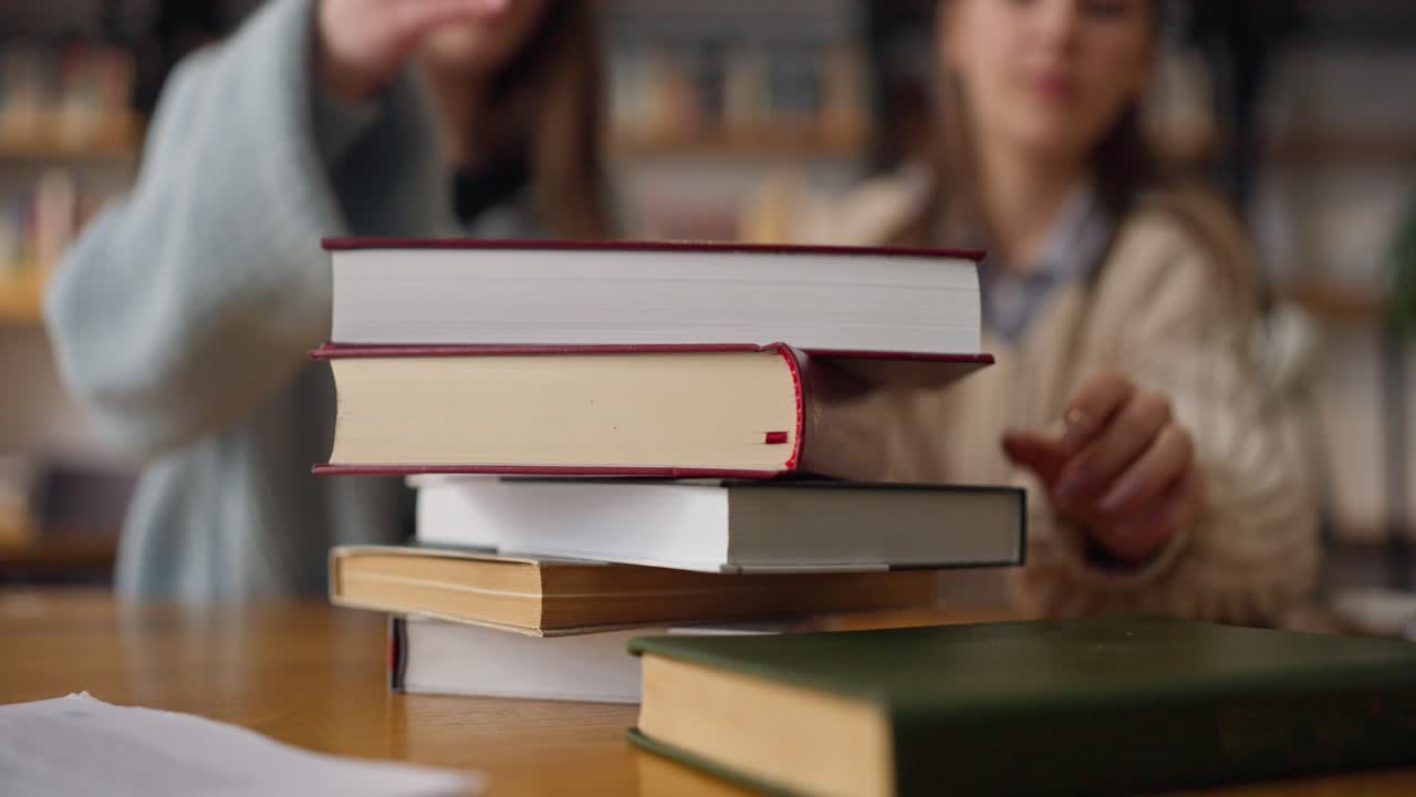 estudiantes estudiando juntos en una biblioteca