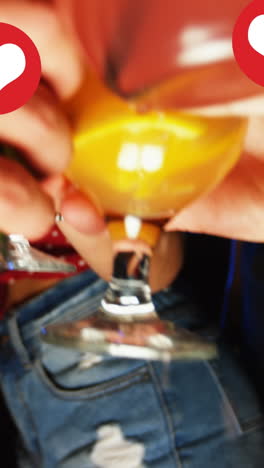 animación de los corazones sobre diversos amigos con bebidas