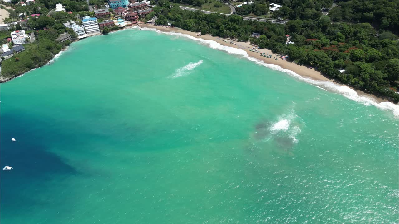 도미니카 공화국의 해변 의 해안 도시를 돌아다니는 배