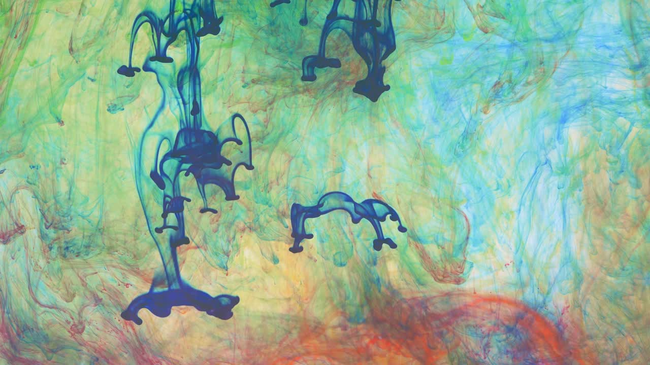 액체 추상화: 파란색, 노란색, 빨간색 및 녹색 페인트가 물에 용해됩니다.