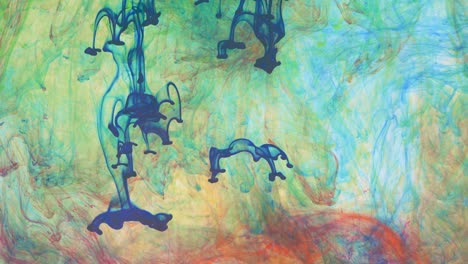 abstracciones líquidas, la disolución de pintura azul, amarilla, roja y verde en agua.