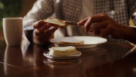 persona que desayuna con tostadas y queso con crema