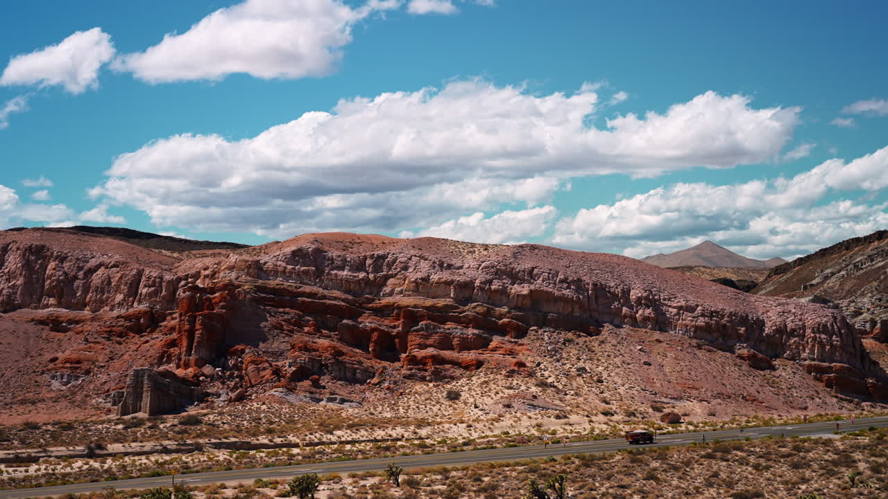 шоссе в каньоне красной скалы - облачный пейзаж над песчаником