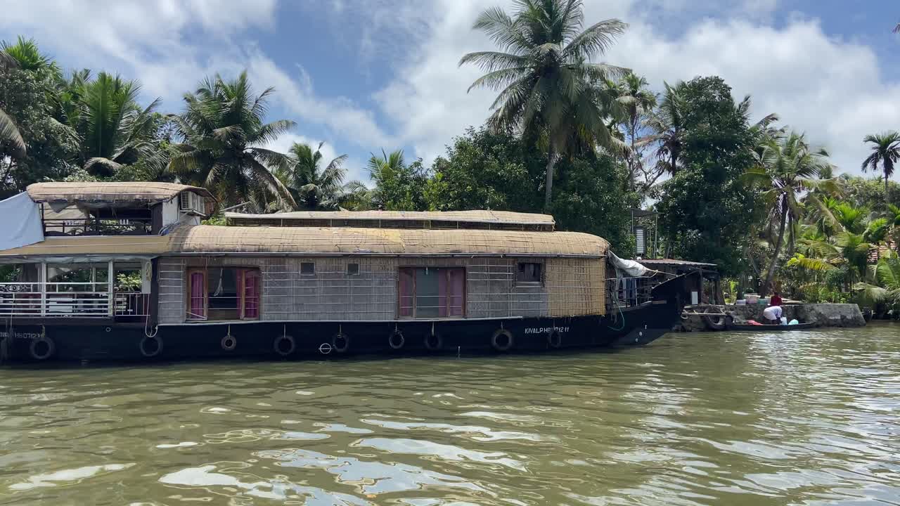 casa flotante atracada en las orillas del río tropical kumarakom en