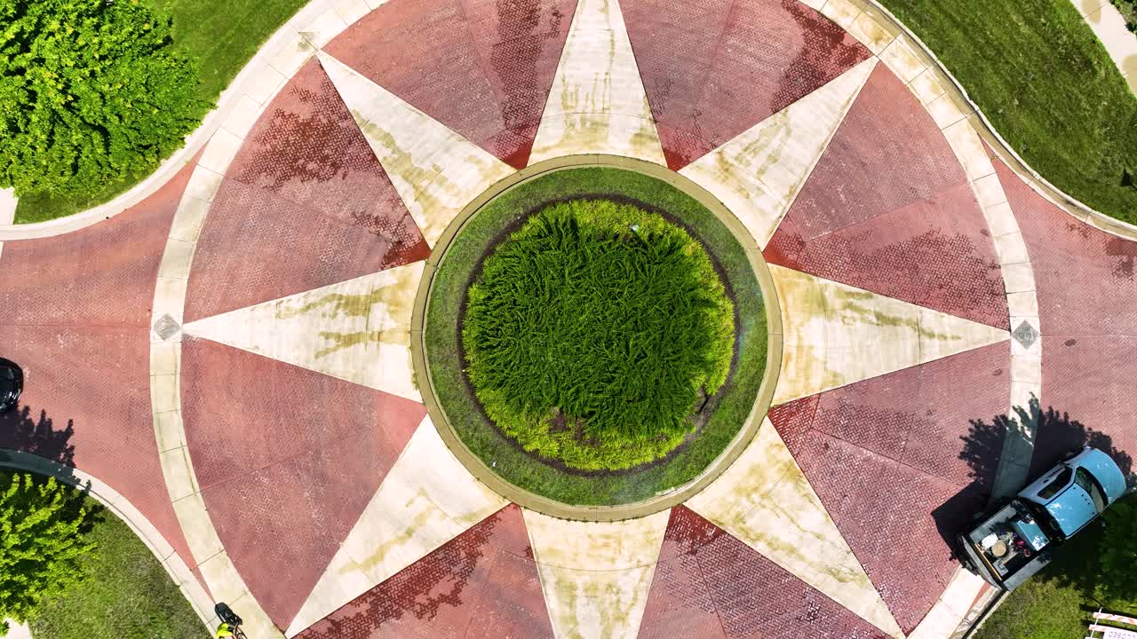 посмотрите поближе на кирпичную работу.