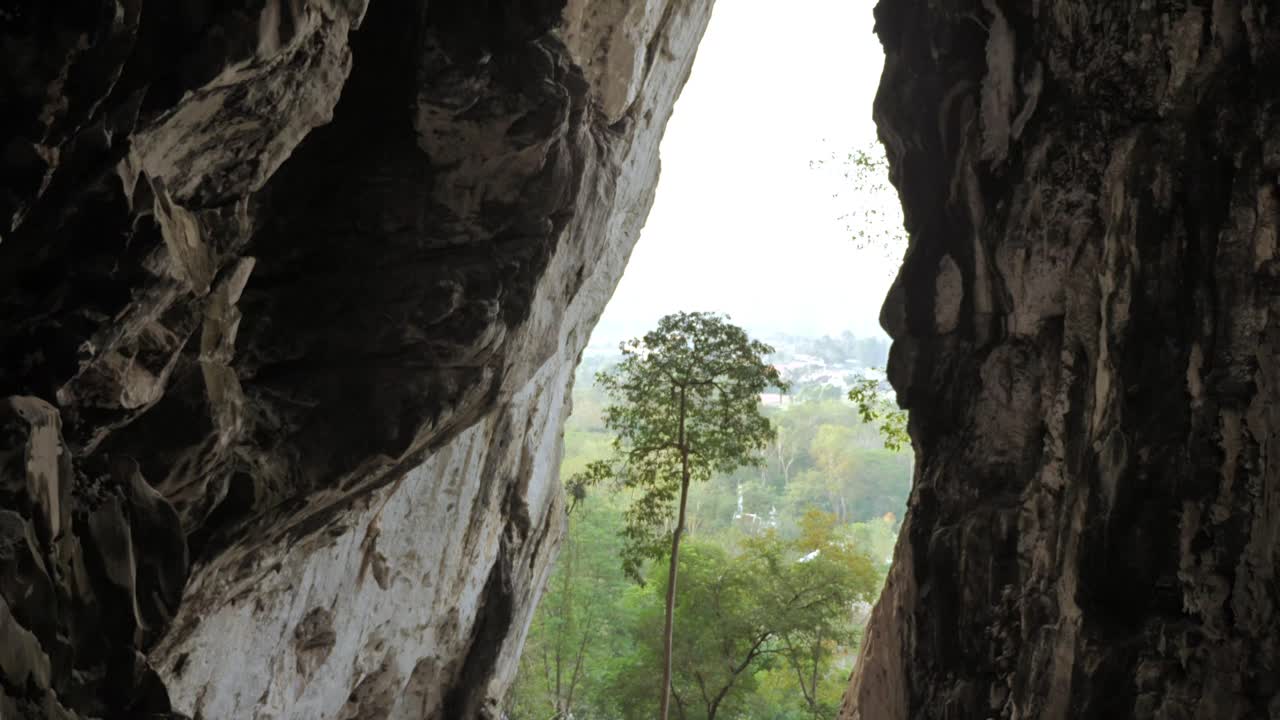 vista a la montaña del templo de buda 2 en tailandia