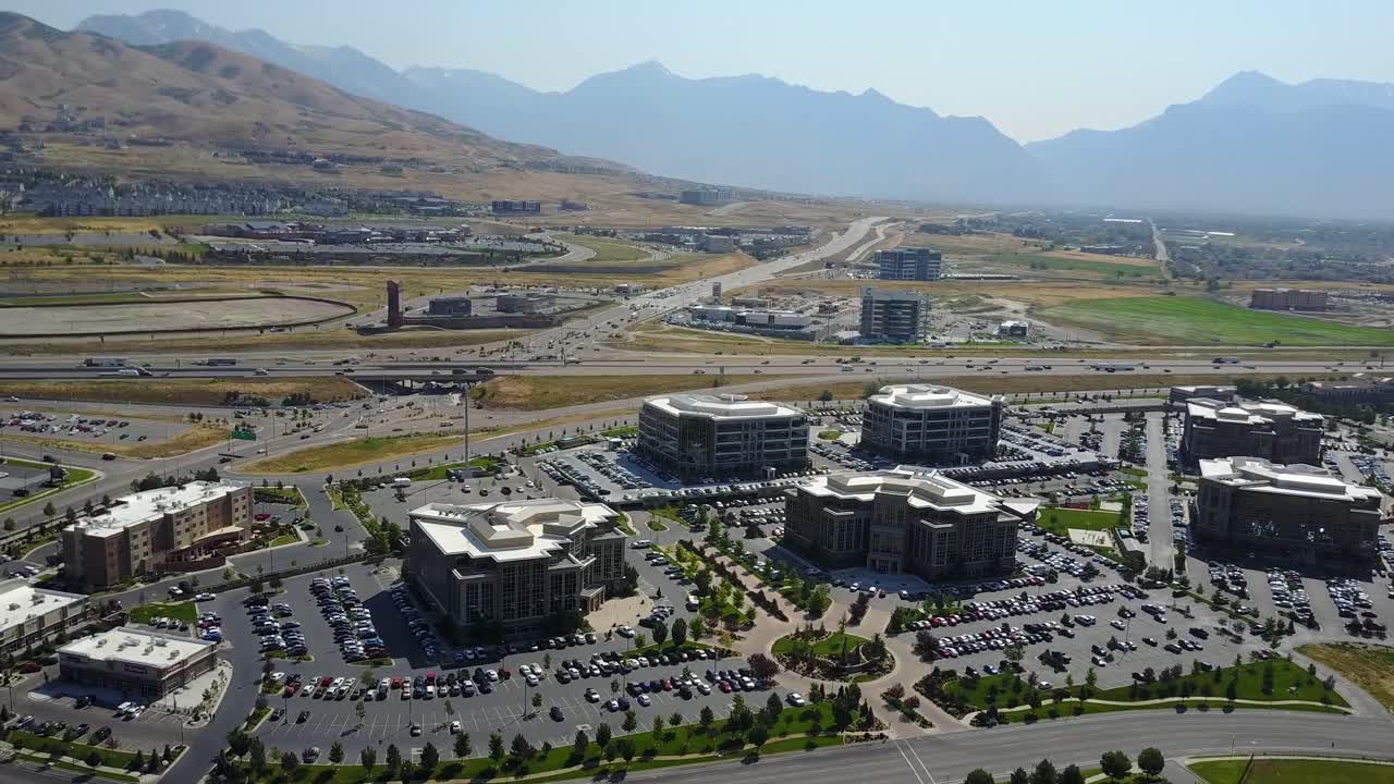 envuelva la foto de un dron del parque empresarial con las montañas wasatch al fondo