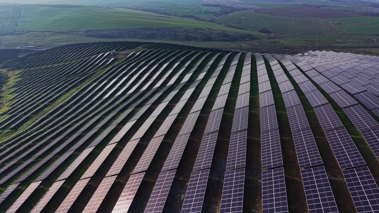 Solcelleanlæg genererer energi i et landligt område i dagslys