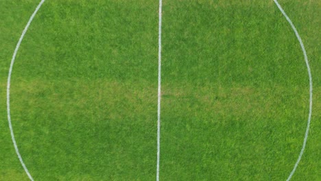 un disparo donde la cámara se eleva por encima del campo de fútbol y sigue subiendo