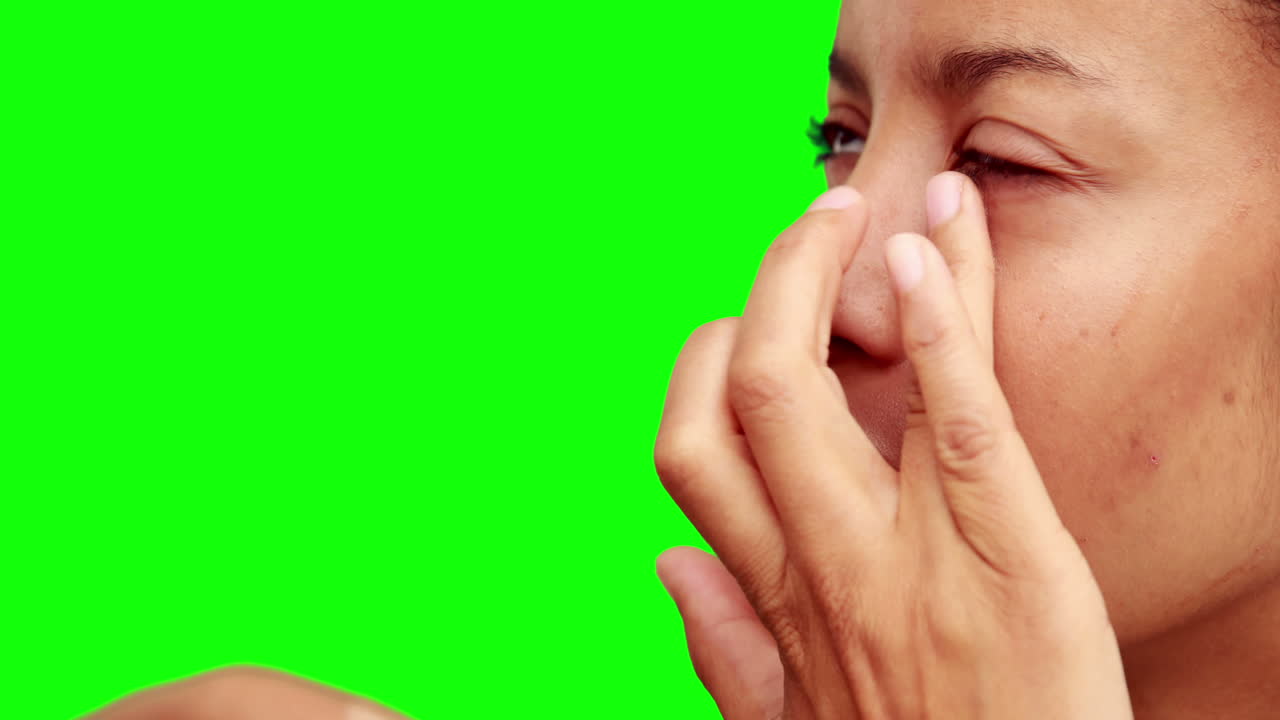 artista de maquillaje poniendo crema en la cara de las modelos