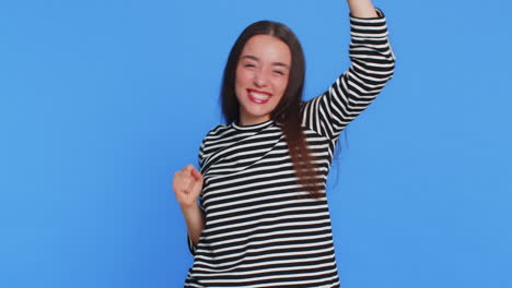 feliz mujer caucásica celebrar el éxito ganar cumpleaños lotería premio mayor logro de la meta buenas noticias