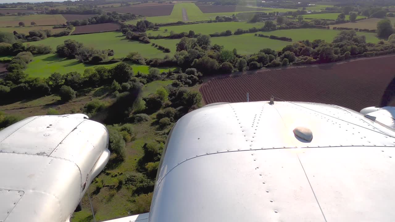 vista aérea de un avión pa-34 senica aterrizando en el aeropuerto de stapleford, essex, reino unido