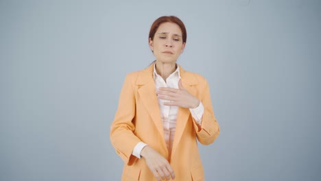 una mujer de negocios que tose.