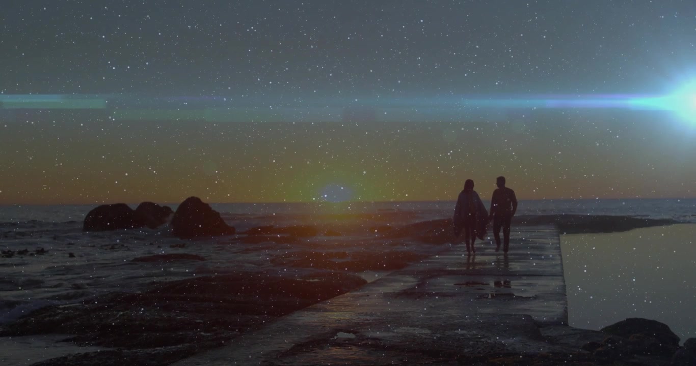 Casal Romântico Caminhando em um Píer no Oceano ao Pôr do Sol Sob um Céu Estrelado.