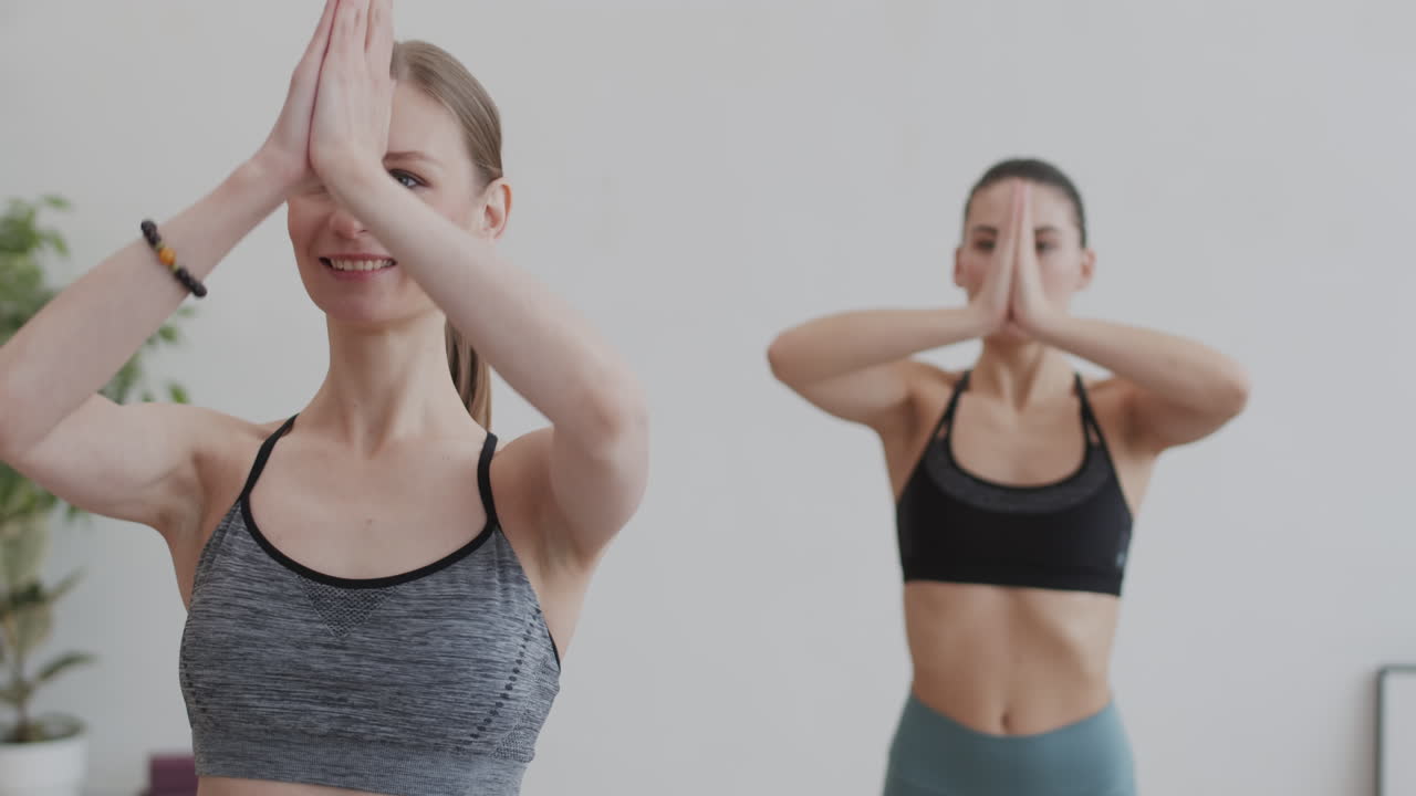 dos mujeres yogi haciendo ejercicio