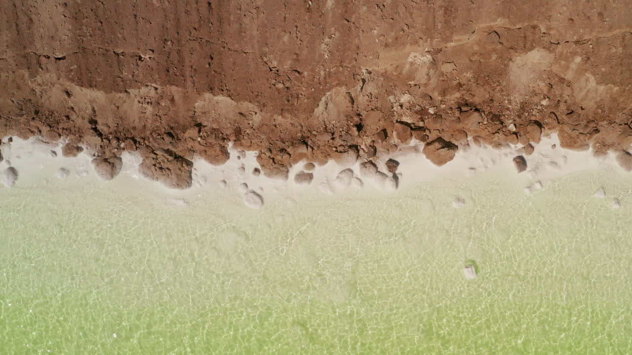 el lago verde salino, el fondo del lago natural.