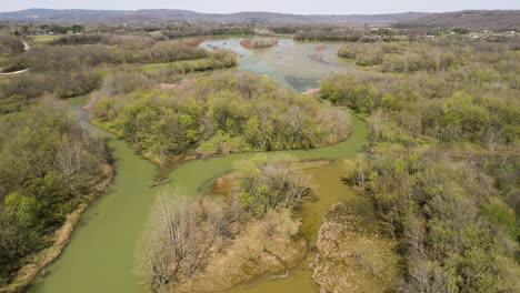la naturaleza escénica de middle fork white river con árboles a su alrededor, ubicada en arkansas, estados unidos