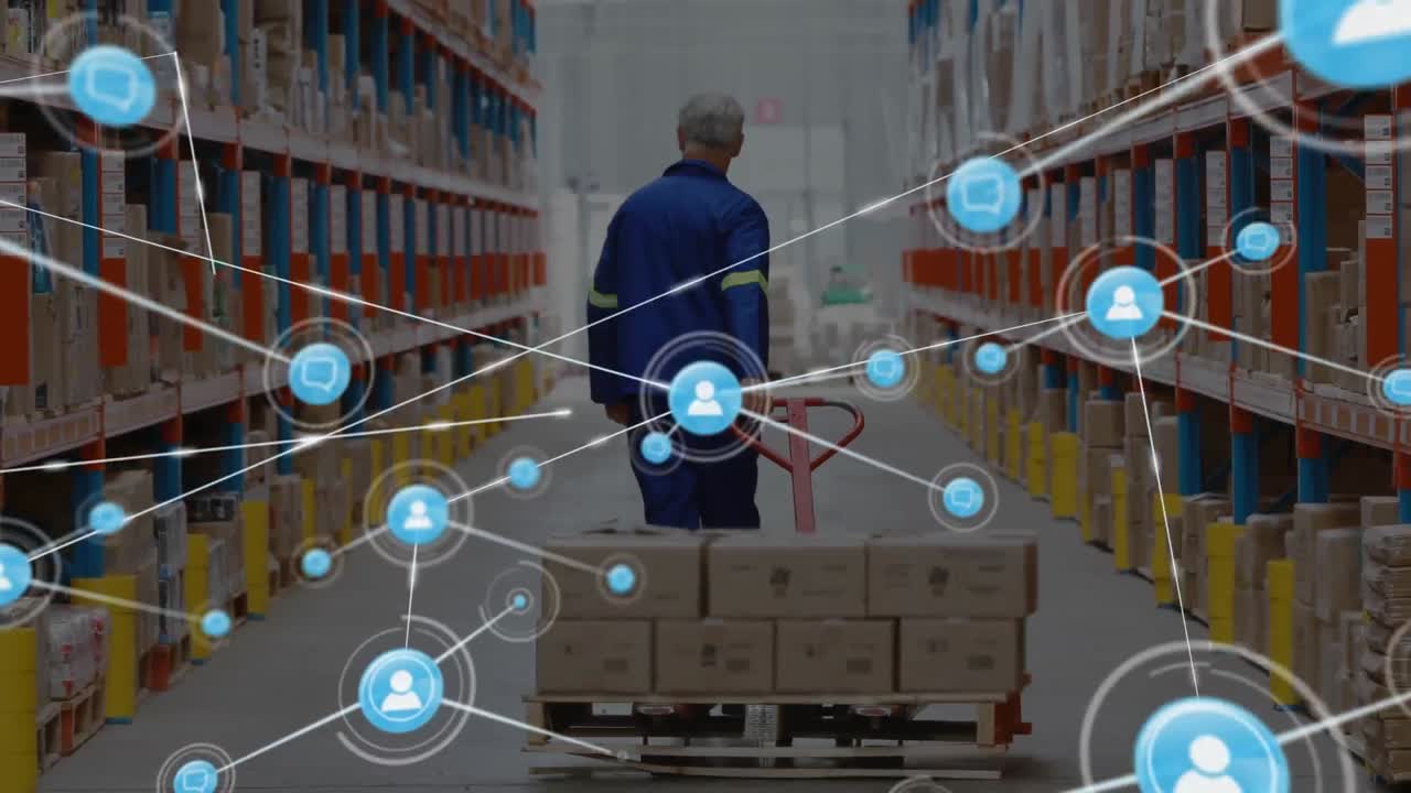 red de iconos de perfil contra la vista trasera de un trabajador de alto nivel tirando de una paleta en el almacén