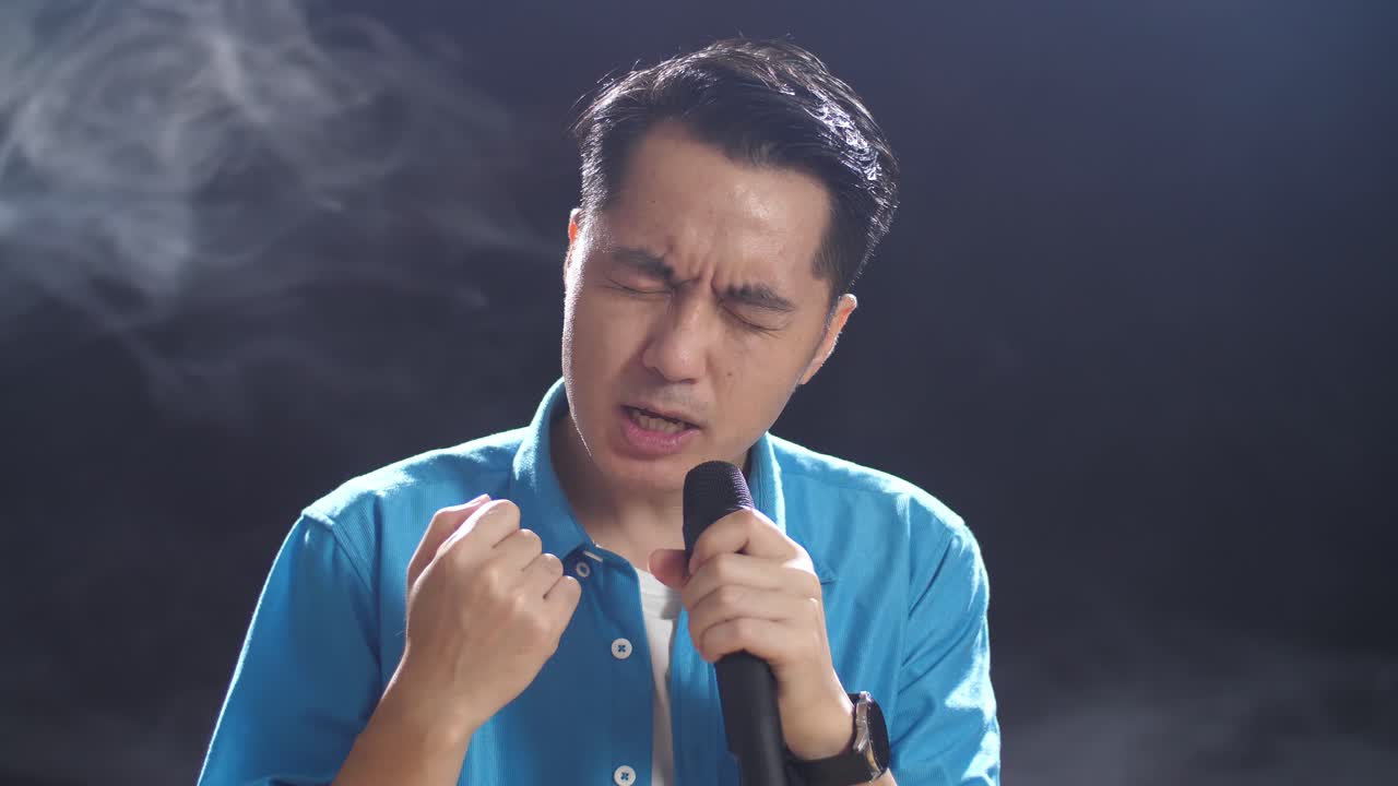 담배 를 향해 마이크 로 노래 하는 남자