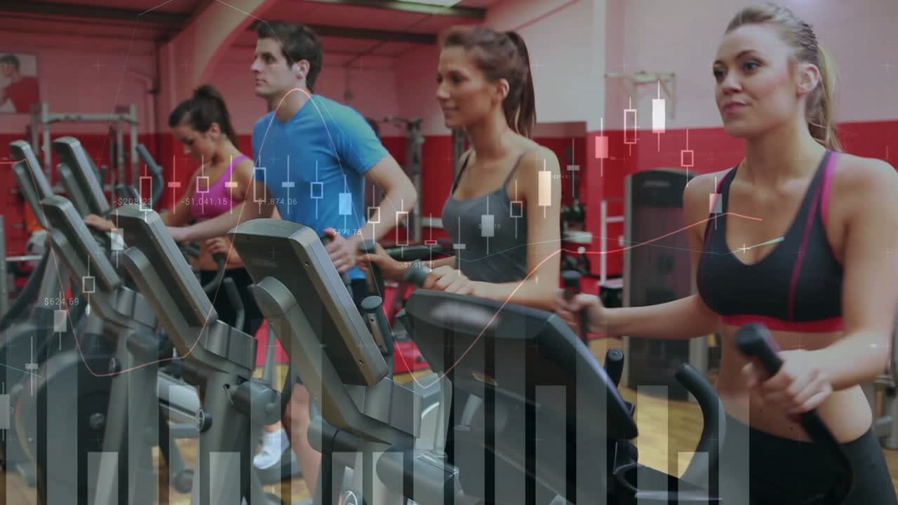 Quattro persone che fanno cardio su macchine, metriche animate della console che mostrano il ritmo di allenamento