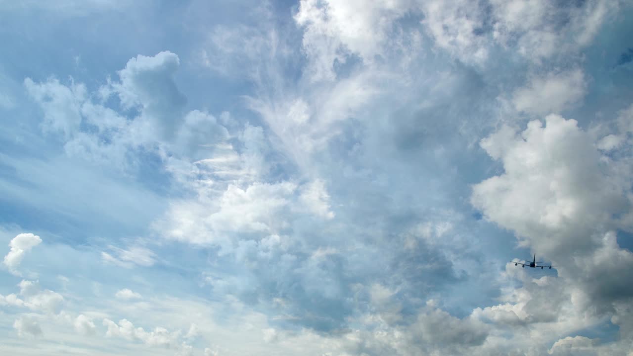 시네마그래프, 은 날 푸른 하늘을 날아다니는 비행기. 루프 비디오, 타임스