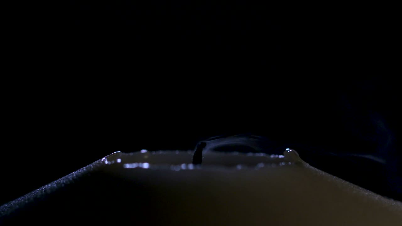 어두운 배경에 매치에 의해 불타는  불의 느린 동작 매크로 영상