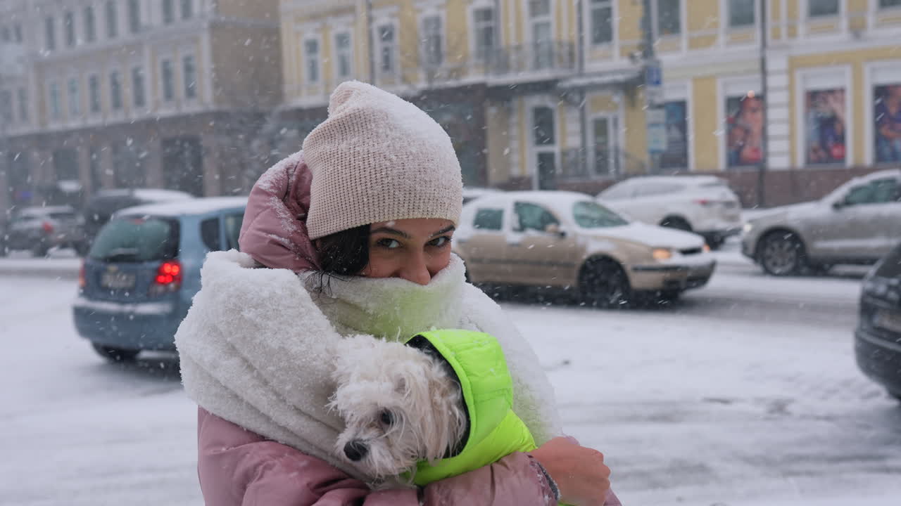 겨울 눈에 개와 함께 한 여자