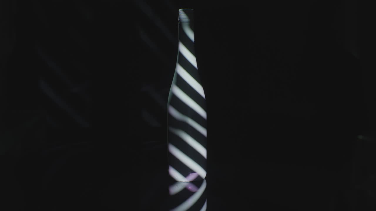 se muestra una botella digital