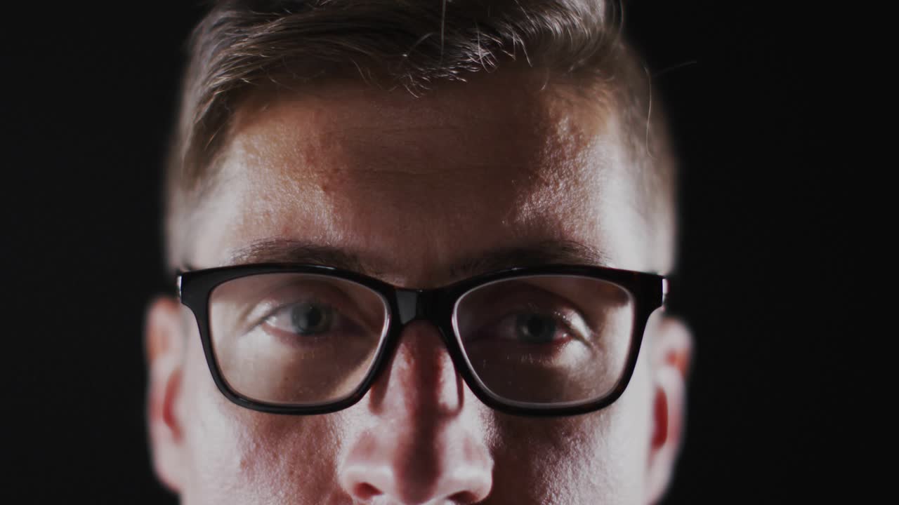 Cue man wearing glasses as yellow fluid branching across forehead and flowing over lenses for VFX
