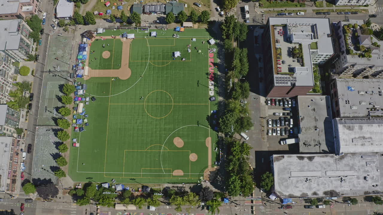 시애틀 워싱턴 항공 v127 국회의사당 인근 경기장 및 칼 앤더슨 공원의 수직 샷 - 2020년 6월