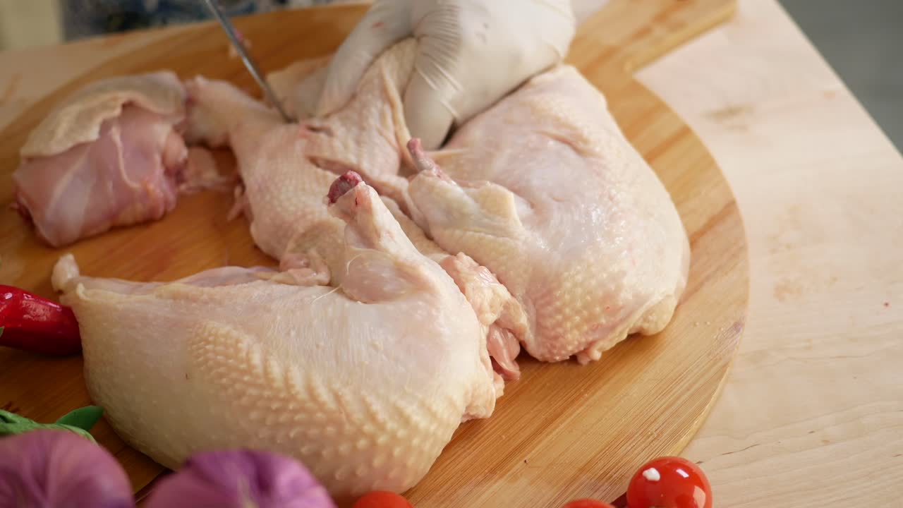 cómo cortar un pollo entero en pedazos