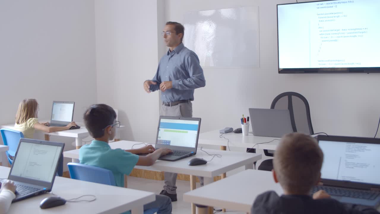 profesor de ciencias de la computación explicando la lección