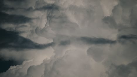 Zeitraffervideo,-Das-Die-Schnelle-Bewegung-Dunkler-Regenwolken-über-Den-Himmel-Festhält