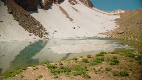 el lago arashan se encuentra a una altitud de 2.700 metros sobre el nivel del mar en uzbekistán.