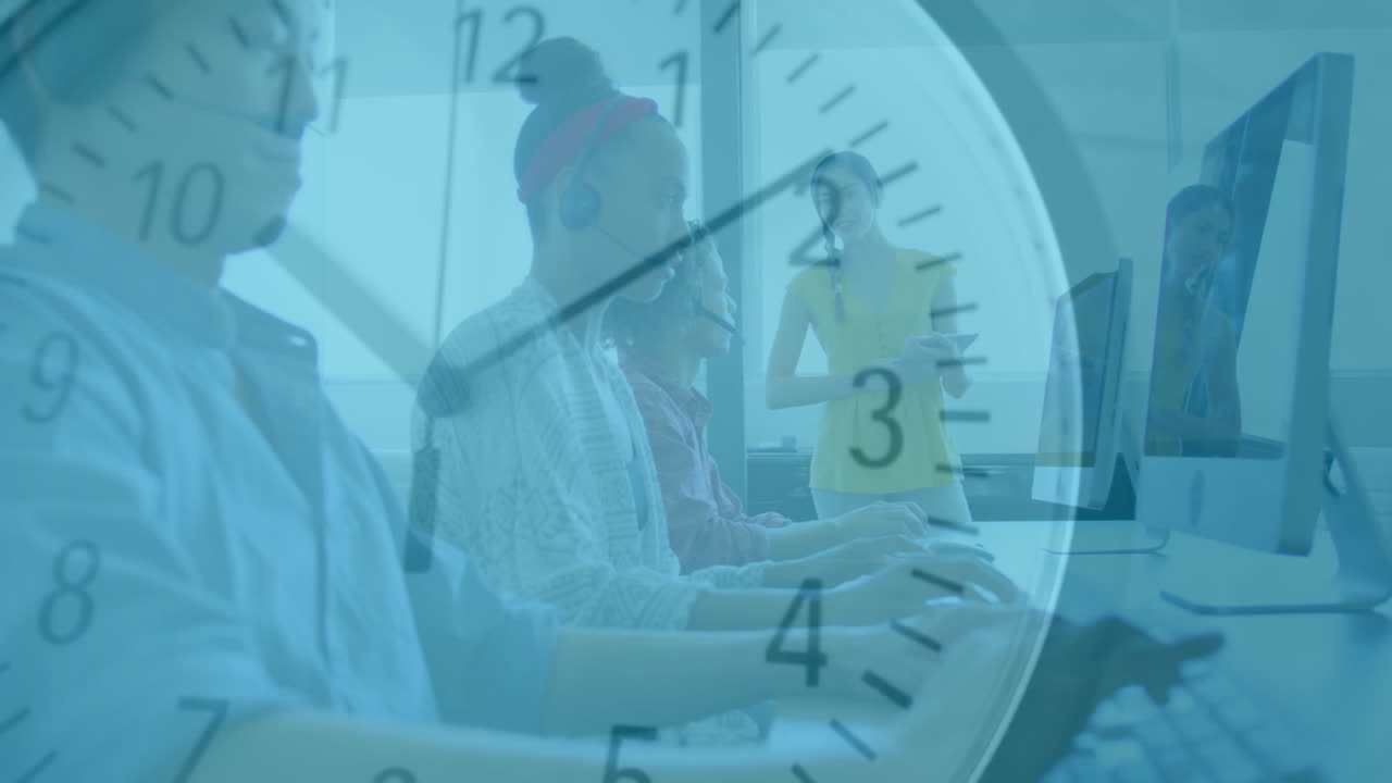 애니메이션 멀티 민족 콜 센터 팀은 시계에 맞서 기술로 일합니다.