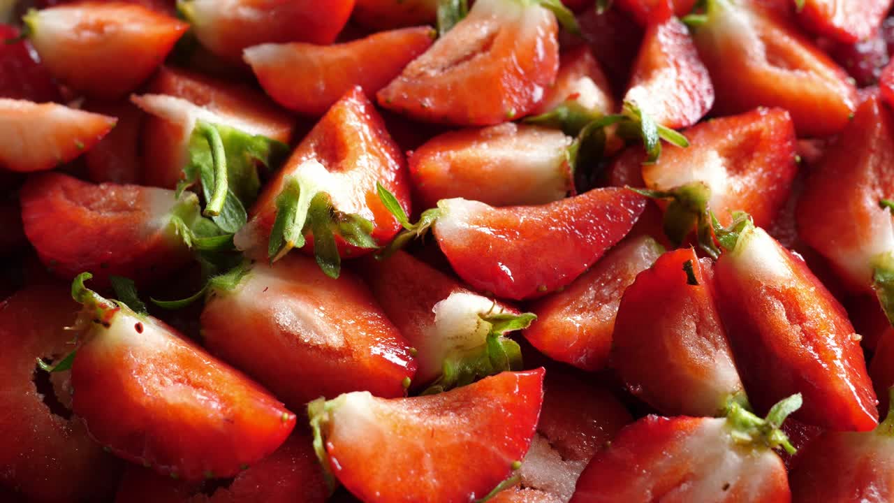 딸기 딸기를 4 분으로 잘라서 회전 회전