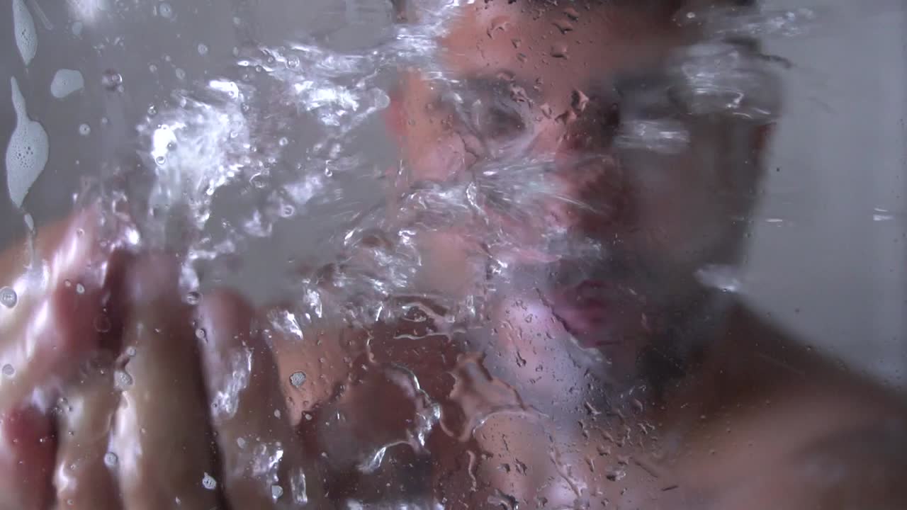 샤워하는 동안 재미있는 남자