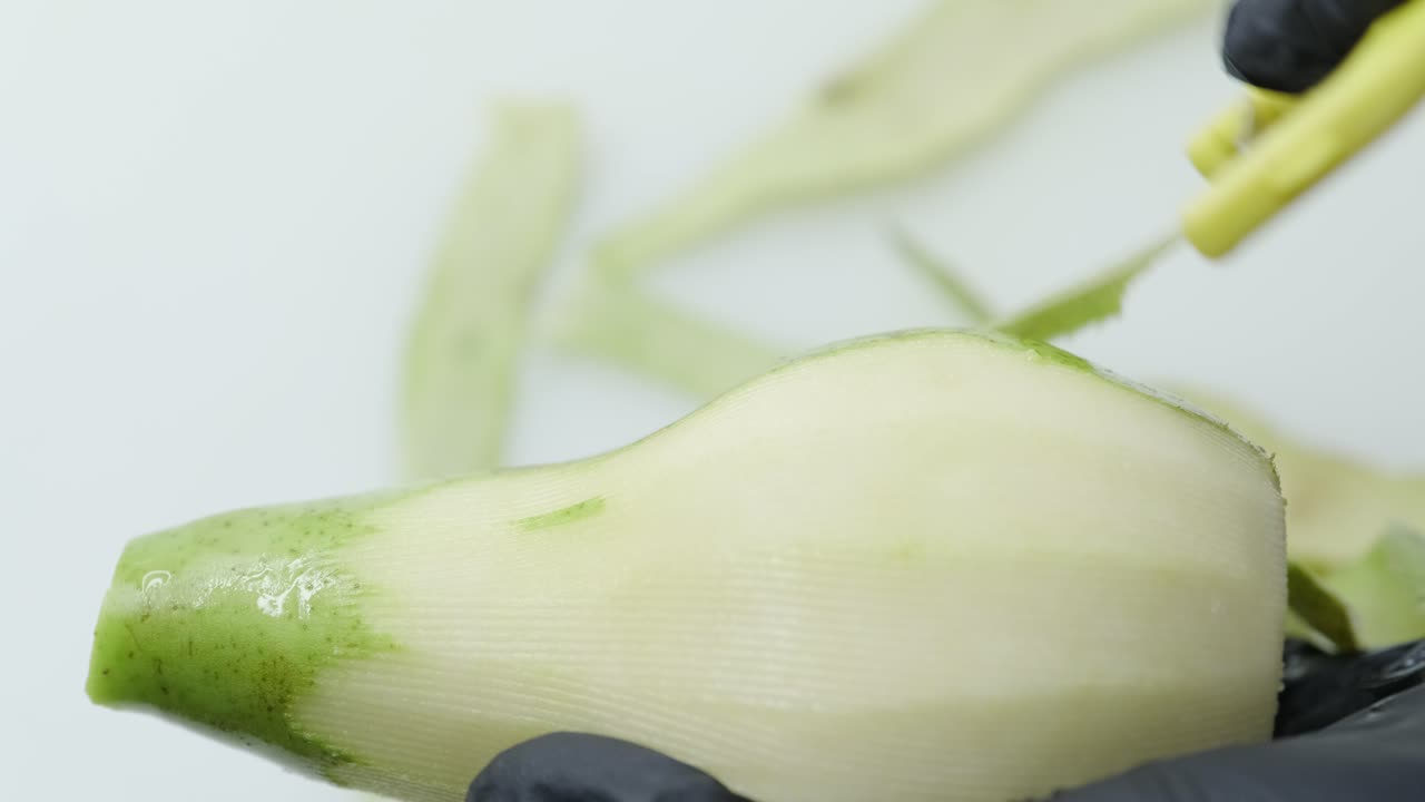 손으로 초록색 진주 질을 고 칼로