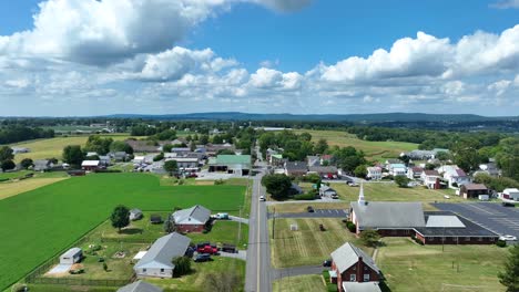 Estados-Unidos-Rural-Con-Casas,-Iglesias-Y-Tierras-De-Cultivo.