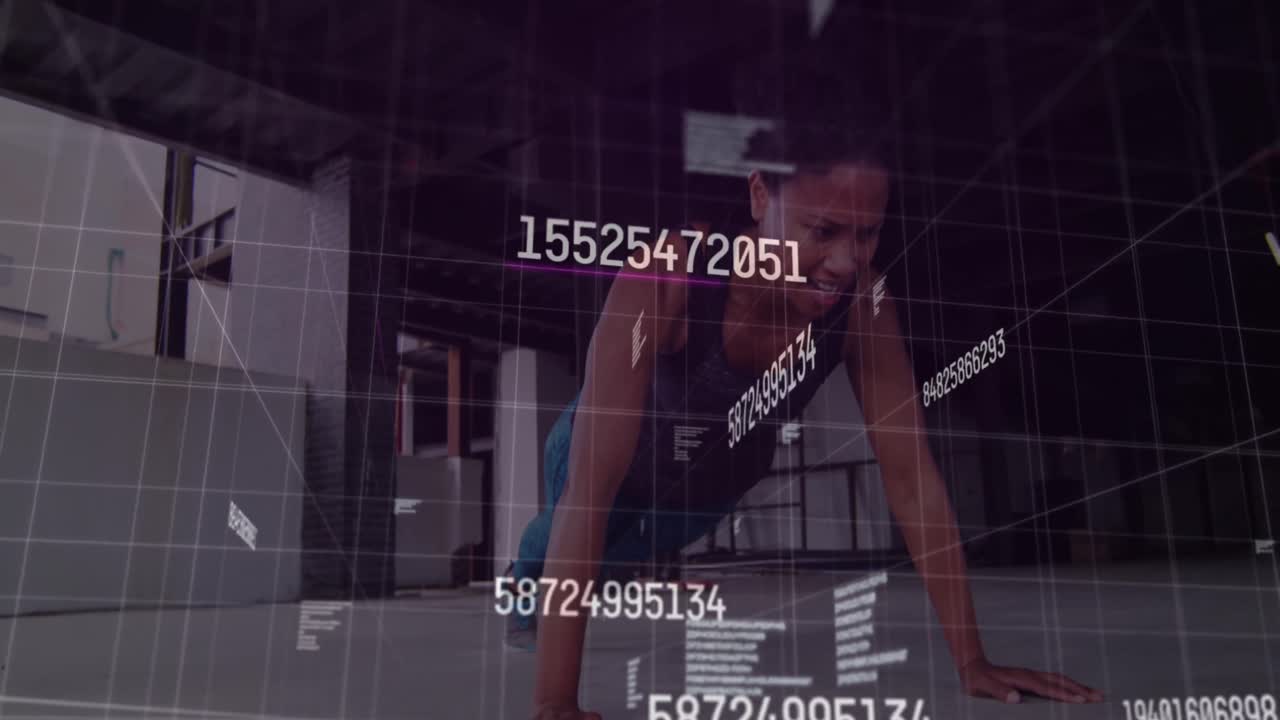 animación de números cambiantes sobre mujer afroamericana en forma preformando ejercicio de empuje