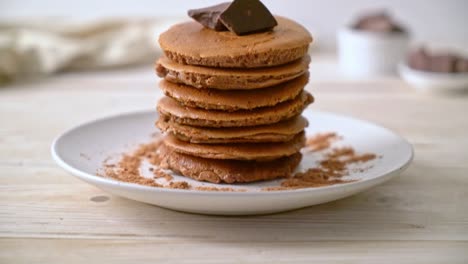 pila de panqueques de chocolate con chocolate en polvo