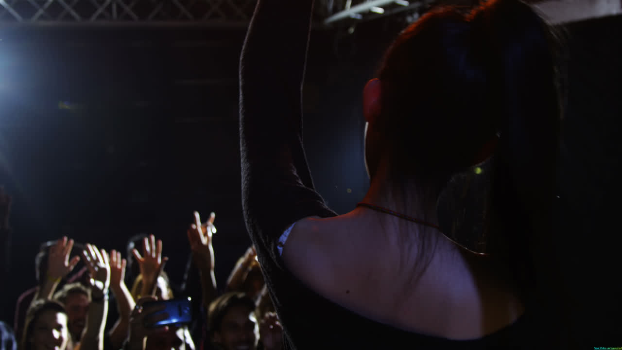 Cantante che si esibisce sul palco 4k