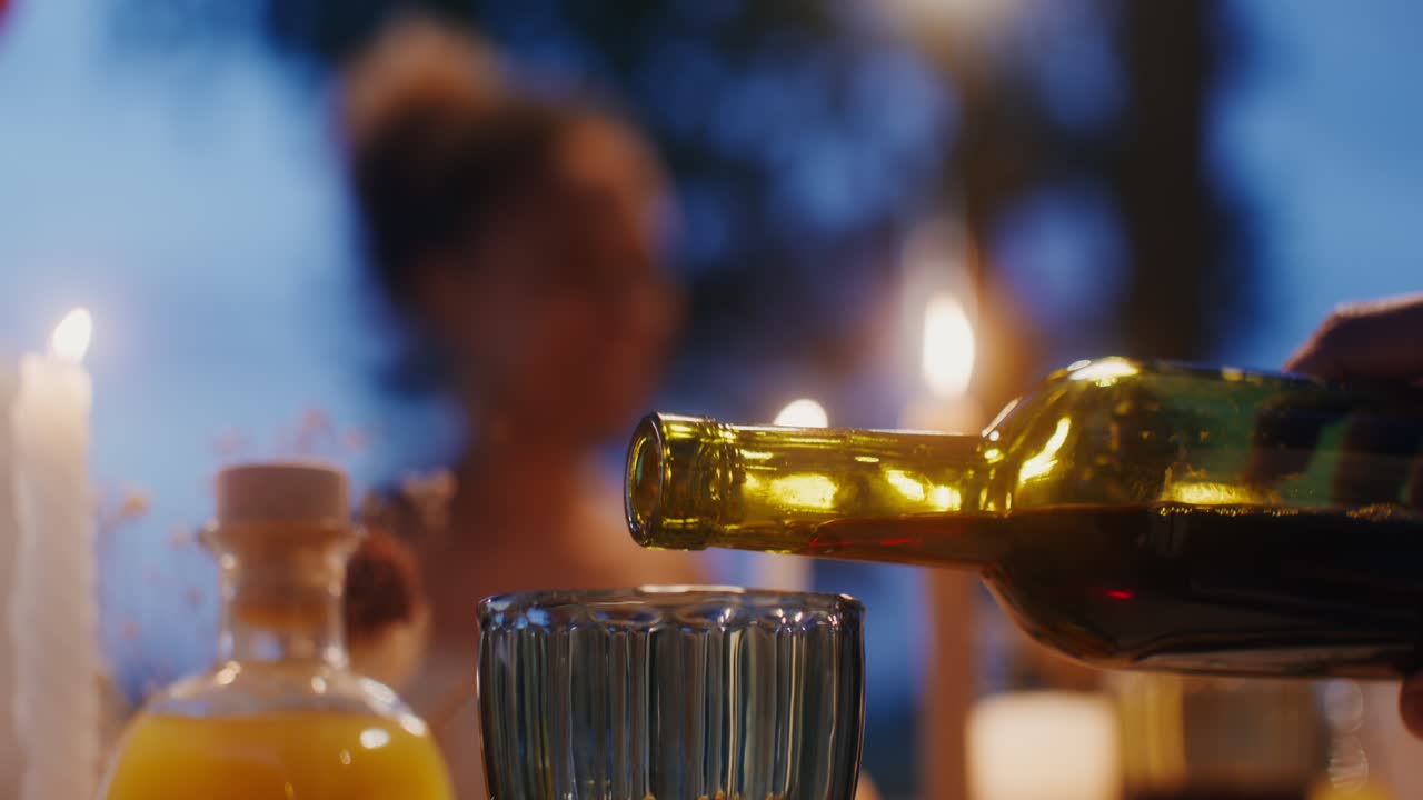 만적 인 야외 저녁 식사 와 와인